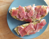 Foto del paso 3 de la receta: Tostadas de aguacate y jamón