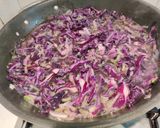 Foto del passaggio 3 della ricetta Vellutata di cavolo viola e porri con crostini e fonduta di parmigiano