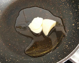 Foto del paso 2 de la receta: Tostas de morcilla y queso de cabra con cebolla caramelizada