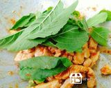 รูปขั้นตอนการทำที่ 5 ของ แซนวิชกะเพราไก่ใบกะเพรากรอบกับไข่ดาว