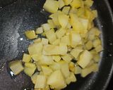 Foto del paso 4 de la receta: Tortilla de patata, calabacín, champis y cebolla de ensalada con ajo y perejil