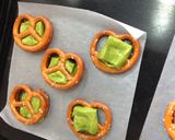 A picture of step 3 of Chocolate Pretzels.