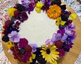 Foto del paso 11 de la receta: Layer Cake con Buttercream de Queso y Fresas frescas, decorada con flores comestibles !!!!!