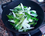 Foto del paso 2 de la receta: Revuelto de huevos con cebolletas tiernas, ajos y atún rojo