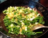 हरे प्याज़ की सब्जी (Hare Pyaz ki sabzi recipe in Hindi) रेसिपी चरण 3 फोटो