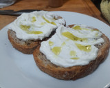 Foto del paso 2 de la receta: Desayuno saludable de tostadas con nísperos asados y requesón 🧡