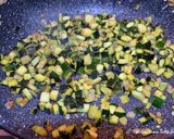 Foto del passaggio 1 della ricetta Conchiglioni ripieni di zucchine, gamberetti e ricotta con pesto di zucchine e zucchine grigliate
