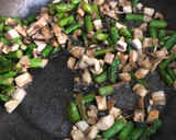 Foto del paso 3 de la receta: Revuelto de espárragos y champiñones