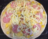 Hình bước làm 3 của món Pizza Dứa xúc xích