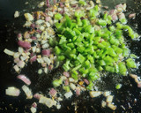 Foto del paso 2 de la receta: Arroz con secreto, setas y alcachofa