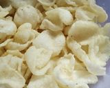 Foto langkah ke 8 dari resep 5. Kerupuk Bawang Kriuk Renyah.