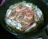 Foto del paso 3 de la receta: Colas de rape y gambas rojas con ajos tiernos