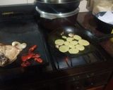 Foto del paso 2 de la receta: Pollo a la chapa con fritas, fritas