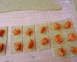 Foto del passaggio 4 della ricetta TORTELLINI ALL'ODORE DI RUCOLA RIPIENI DI ZUCCA CON MONTASIO E NOCI