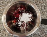 Foto del passaggio 3 della ricetta Cheesecake ai frutti di bosco senza cottura