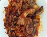 Foto del paso 5 de la receta: Costillas de conejo con cebolla picante y chips de boniato