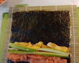 Foto langkah ke 6 dari resep Salmon sushi roll.