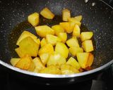 A picture of step 2 of Gobhi aloo curry.