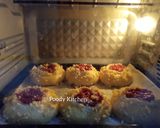 Foto langkah ke 6 dari resep Strawberry Cream Cheese Crumble Bread.