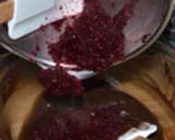 Foto del paso 4 de la receta: Bizcocho de remolacha y chocolate sobre culis de frambuesas