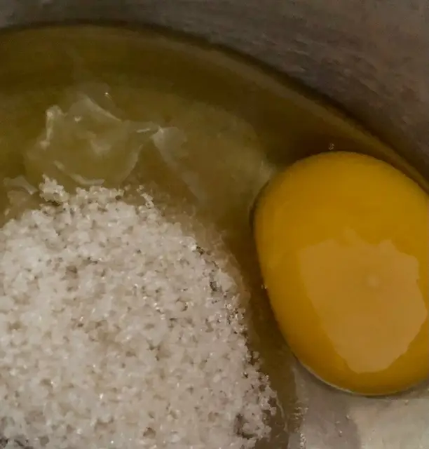 Langkah-langkah untuk membuat Cara membuat Bolu Kukus Tiramisu Mini - 2 Telur