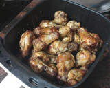 Foto del paso 3 de la receta: Jamoncitos de pollo adobados y asados en freidora de aire con salsa de Cola-Cola y papas fritas