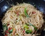 A picture of step 3 of Chicken chow mein.