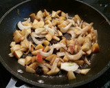 Foto del paso 3 de la receta: Merluza con salsa de manzana y pasas
