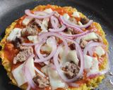 Foto del paso 9 de la receta: "Pizza" con base de coliflor al sartén🍕🧀🍖🥫🍅