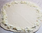 Φωτογραφία βήματος 2 της συνταγής Πίτσα με λεπτή ζύμη & γέμιση στο στεφάνι
