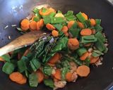 Une image de l'étape 8 de Pois gourmands et carottes aux échalotes et ciboulette.