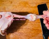 烤雞腿「雞腿去骨並不難，看看不專業去骨法」的食譜步驟2照片
