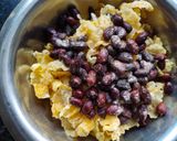 A picture of step 4 of Cornflakes peanut chivda.