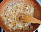 Foto del paso 5 de la receta: Muslos de pollo en salsa de cebolla con chocolate y frutos secos