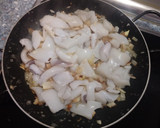 Foto del paso 4 de la receta: Fideuá de sepia y gambones (con salmorreta)