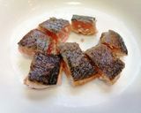 骰子鮭魚炊飯的食譜步驟2照片