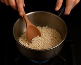 Foto del passaggio 2 della ricetta Risotto Blu con Spirulina e Agrumi