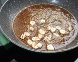 Foto del paso 3 de la receta: Gulas con langostinos y tomatitos cherry