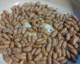 Foto del paso 4 de la receta: Merluza con salsa de verdeo y porotos especiados