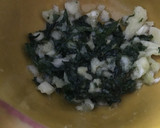 Foto del paso 2 de la receta: Pollo con cebollas en ajada con perejil y vino