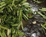 รูปขั้นตอนการทำที่ 4 ของ ผัดผักบุ้งหมูกรอบ