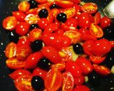 Foto del passaggio 3 della ricetta Petto di pollo speziato con pomodorini, olive e pinoli tostati