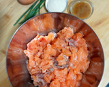 Foto del paso 3 de la receta: Hamburguesa de salmón con salsa de pepino (Sin sal añadida)