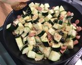 Une image de l'étape 9 de Courgettes épicées aux minis saucisses.