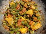बरबटी शेंगा मिक्स बटाटा (Barbati Shenga Mix Batata Recipe In Marathi)