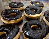 Foto langkah ke 5 dari resep Donat Coklat Istimewa.