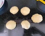Hình bước làm 3 của món Bánh mì hoa xúc xích