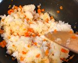A picture of step 3 of Spicy fried rice with lettuce 🥬.