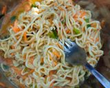Foto langkah ke 4 dari resep Omelet Mie Instan Sosis.