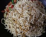 Foto langkah ke 4 dari resep Mie goreng Indonesia.